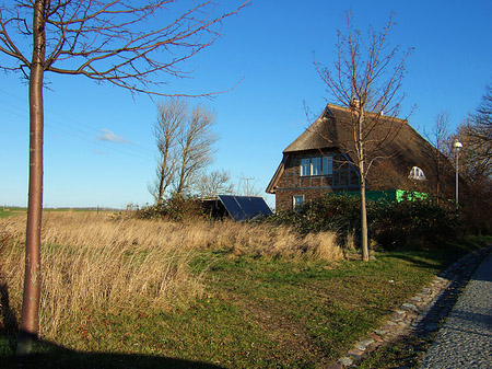 Straße zum Dorf Fotos